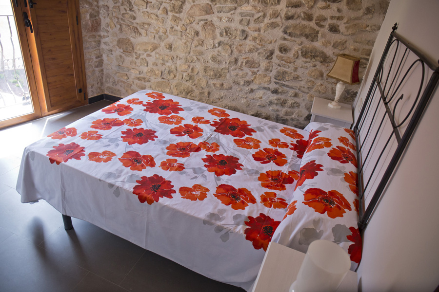 Dormitorio-con-vistas-rurales-casa-centenaria-3-Casa-Grabiel-turismo-de-Areny-de-Noguera-Aragón