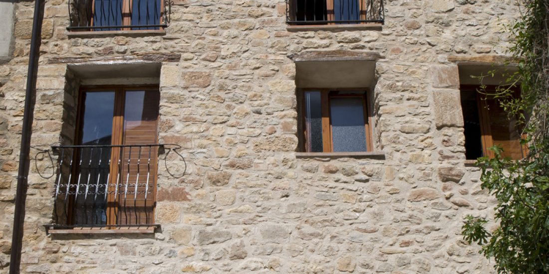 Casa-centenaria-vista-frontal-Casa-Grabiel-turismo-de-Areny-de-Noguera-Aragón