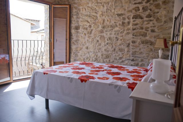 Dormitorio-completo-casa-centenaria-3-Casa-Grabiel-turismo-de-Areny-de-Noguera-Aragón