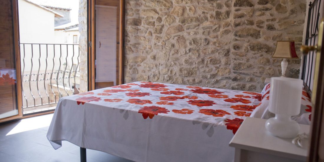 Dormitorio-completo-casa-centenaria-3-Casa-Grabiel-turismo-de-Areny-de-Noguera-Aragón