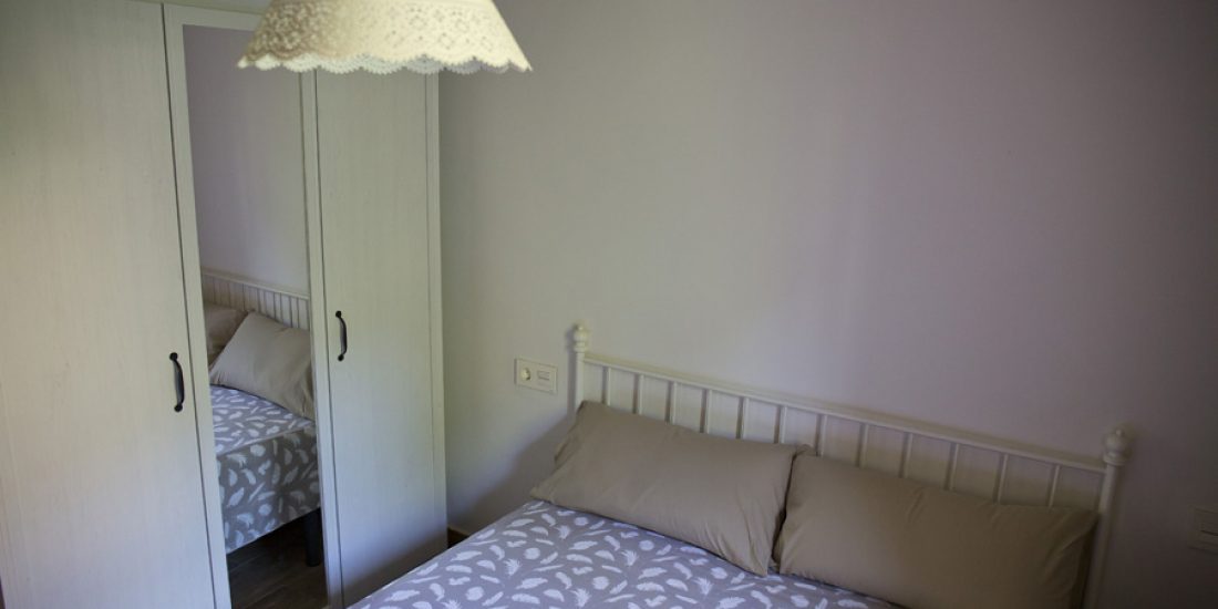 Habitación-casa-2--con-vestidor-Casa-Grabiel-turismo-de-Areny-de-Noguera-Aragón