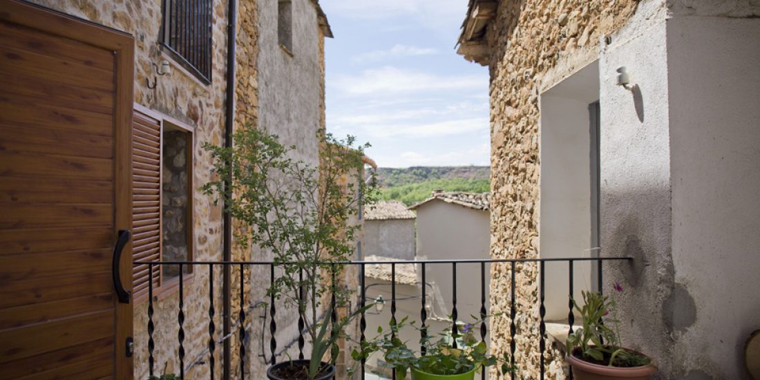 Terraza-común-casa-centenaria-Casa-Grabiel-turismo-de-Areny-de-Noguera-Aragón